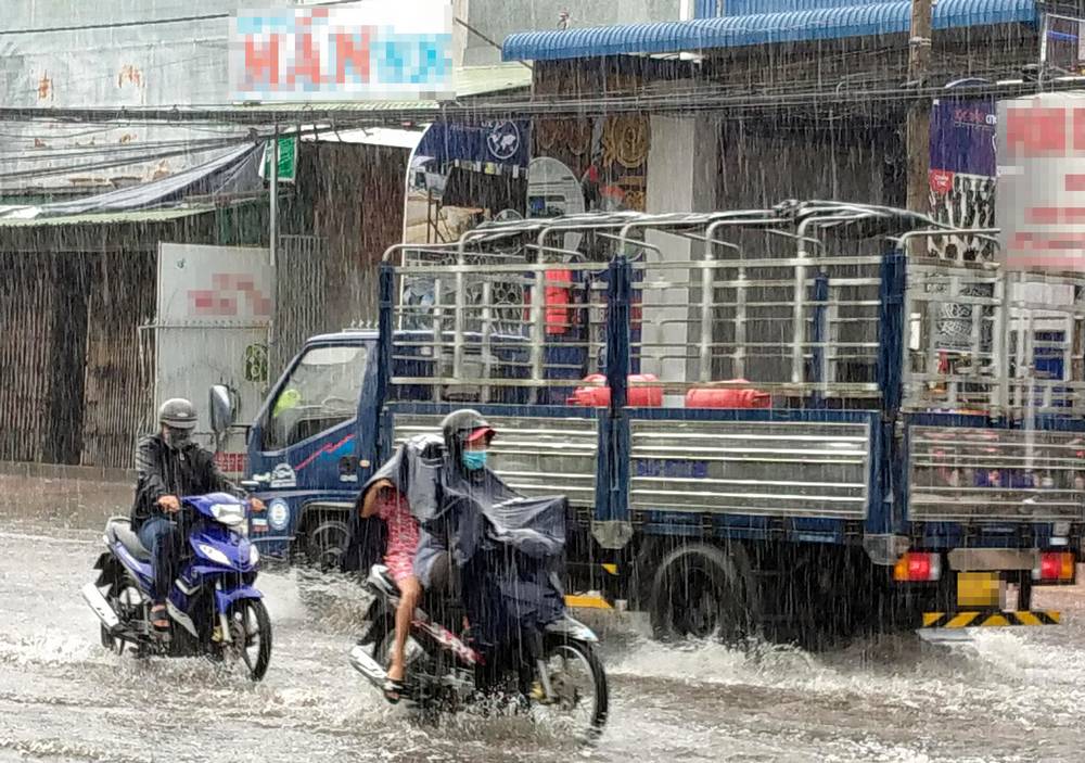 Nhưng mưa lớn, gió mạnh gây ngập lụt, ảnh hưởng đáng kể đến hoạt động giao thông, kinh tế và gây hư hỏng nhiều công trình, cây trồng.