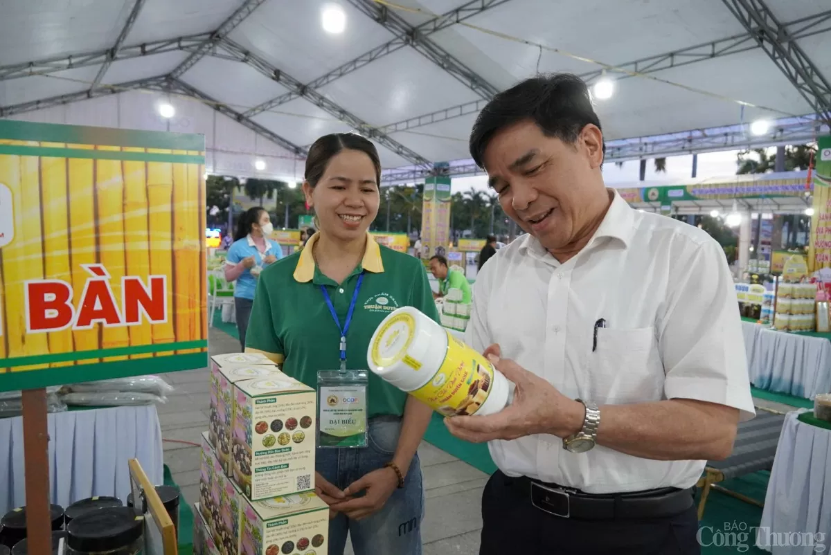 Chủ tịch UBND tỉnh Quảng Nam Lê Văn Dũng tham quan, tìm hiểu các sản phẩm OCOP tại Triển lãm