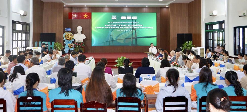 GS.TS Sử Đình Thành- Giám đốc UEH phát biểu khai mạc hội thảo.