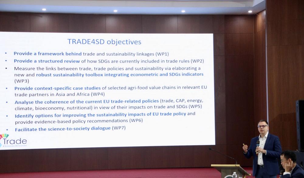 Chuyên gia chia sẻ kinh nghiệm tại hội thảo.