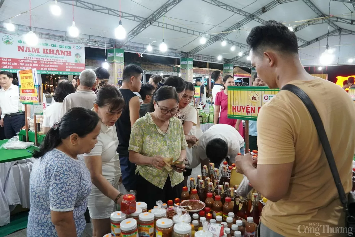 Đông đảo người dân tham quan, mua sắm tại chương trình
