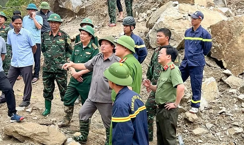 Đồng chí Giàng A Tính, Phó Chủ tịch UBND tỉnh Lai Châu trực tiếp có mặt tại hiện trường chỉ đạo công tác tìm kiếm cứu nạn, khắc phục hậu quả. Đồng chí Giàng A Tính, Phó Chủ tịch UBND tỉnh Lai Châu trực tiếp có mặt tại hiện trường chỉ đạo công tác tìm kiếm cứu nạn, khắc phục hậu quả.