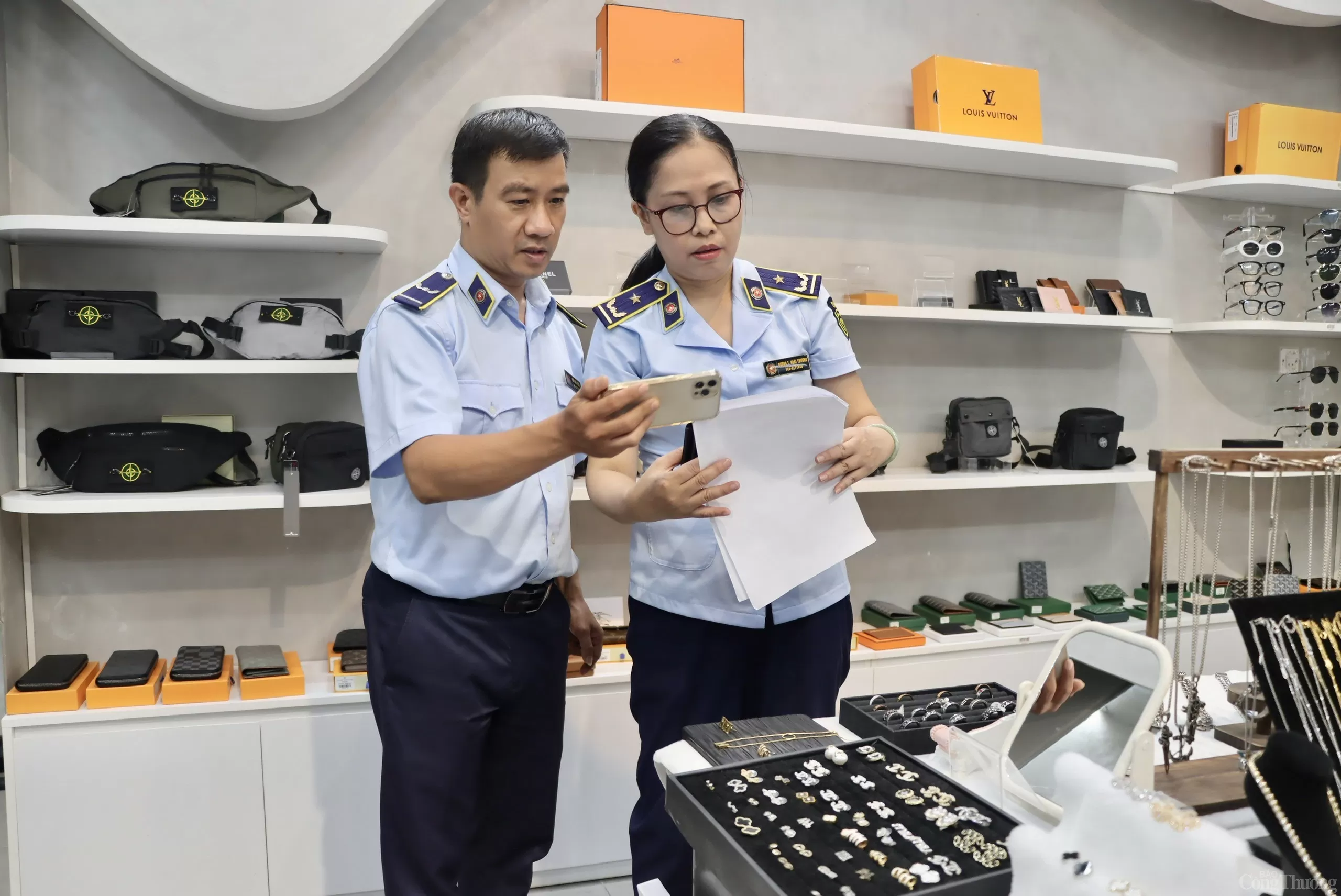 Hàng giả bán tràn lan trên tuyến phố du lịch Đà Nẵng