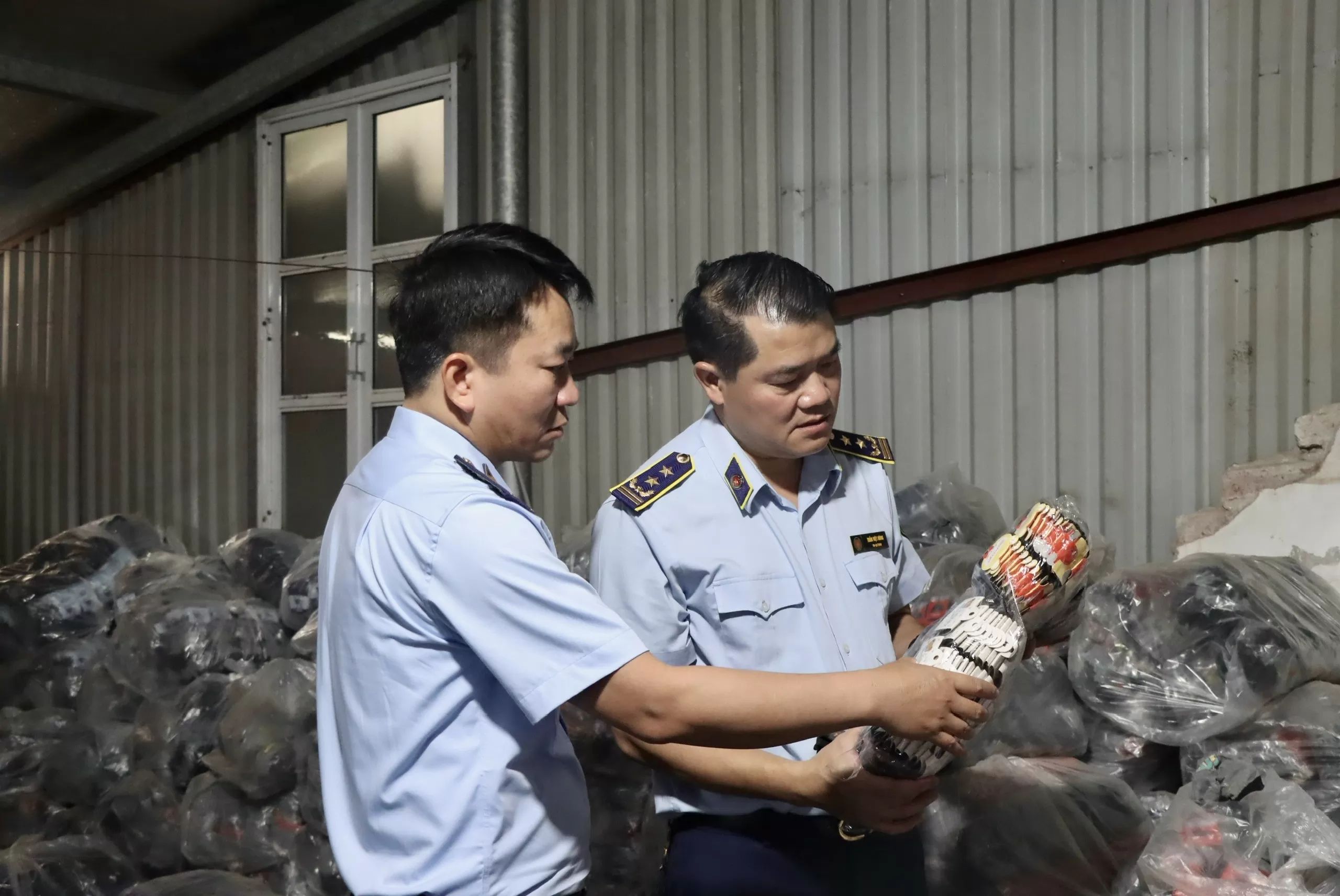 'Hàng hiệu' Hàn Quốc, Nhật Bản bị làm giả tại La Phù