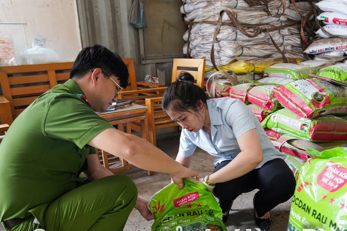 Công an Hòa Bình bắt vụ phân bón giả 'khủng', đã bán ra thị trường hàng nghìn tấn Công an Hòa Bình bắt vụ phân bón giả 'khủng', đã bán ra thị trường hàng nghìn tấn