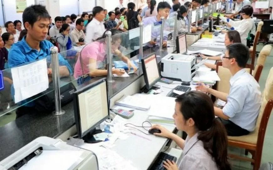 bảo lưu chế độ, chính sách tiền lương và phụ cấp chức vụ hiện hưởng (nếu có) của cán bộ