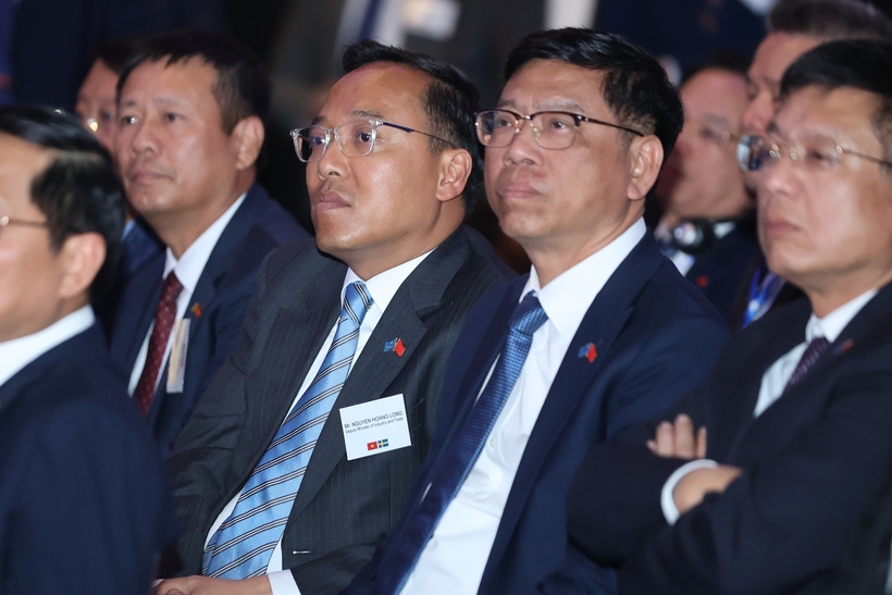 Thứ trưởng Bộ Công Thương Nguyễn Hoàng Long (thứ 3 từ trái) cùng lãnh đạo một số bộ, ngành, doanh nghiệp Việt Nam dự diễn đàn. Ảnh: VGP/Nhật Bắc