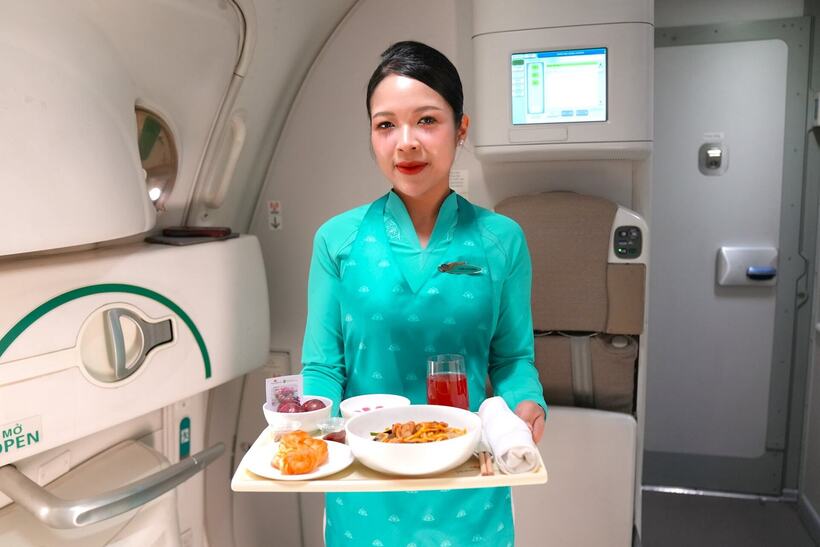 Tiếp viên Vietnam Airlines phục vụ suất ăn đặc biệt với mận hậu Sơn La (Ảnh:VNA)