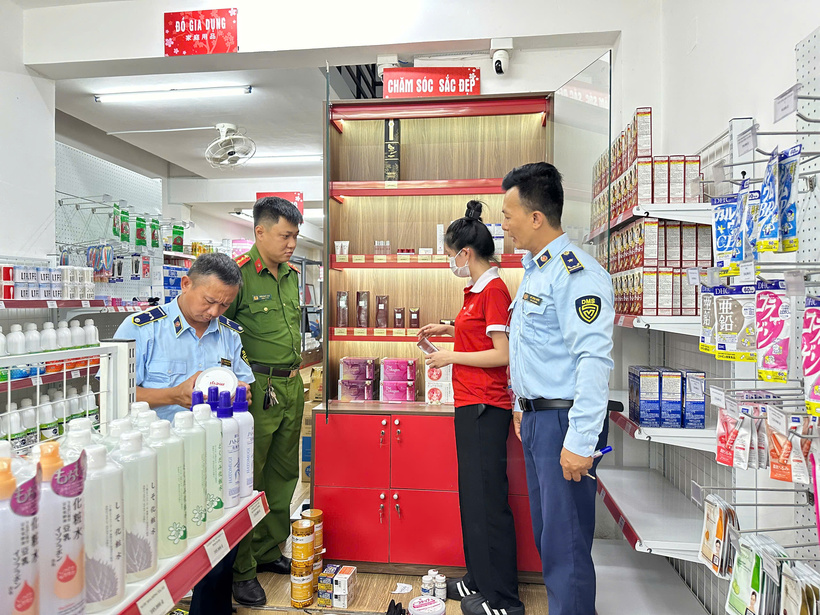 Lực lượng quản lý thị trường kiểm tra hộ kinh doanh Daisy Mart (Ảnh: Quản lý thị trường Đà Nẵng)