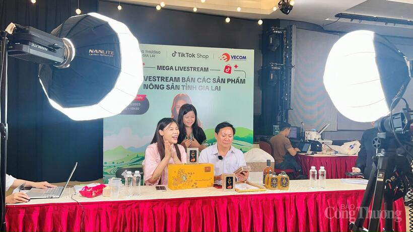 Phiên livestream bán các sản phẩm nông sản Gia Lai có sự đồng hành của Giám đốc Sở Công Thương Gia Lai Phạm Văn Binh. Ảnh: Hiền Mai