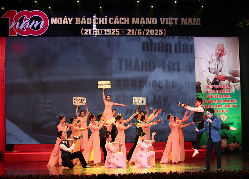 Chương trình diễn ra với nhiều tiết mục đặc sắc. Ảnh: Nam Nguyễn