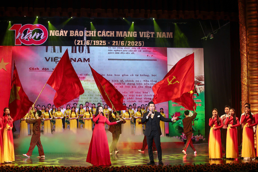 Chương trình nghệ thuật như một bản hùng ca tái hiện lịch sử một thế kỷ của nền Báo chí Cách mạng Việt Nam. Ảnh: Nam Nguyễn