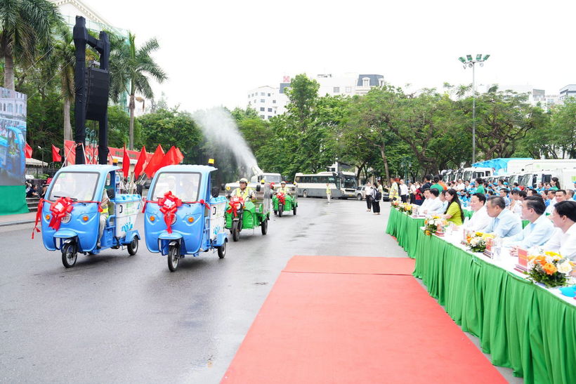Buổi lễ có sự tham dự của lãnh đạo TP. Hà Nội và các bộ, ngành cùng hơn 500 công nhân người lao động trong ngành vệ sinh môi trường. Ảnh: Linh Phạm