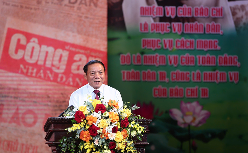 Bộ trưởng Bộ Văn hóa, Thể thao và Du lịch Nguyễn Văn Hùng phát biểu khai mạc chương trình. Ảnh: Nam Nguyễn