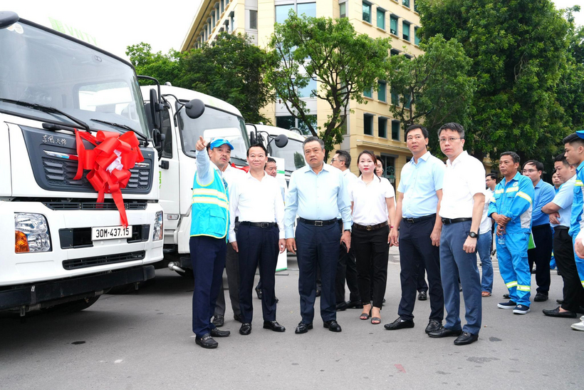Chủ tịch UBND TP. Hà Nội Trần Sỹ Thanh và các đại biểu tham quan các phương tiện thu gom, vận chuyển rác mới theo hướng hiện đại. Ảnh: Linh Phạm
