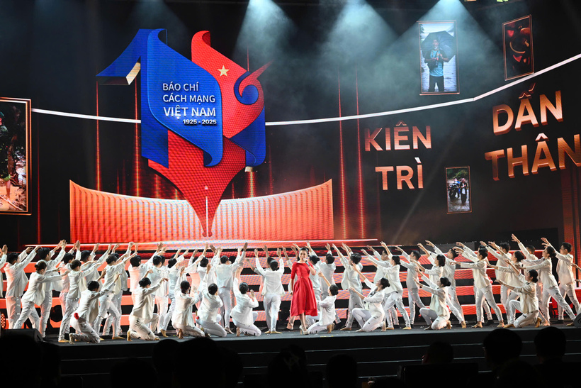 Chương trình biểu diễn nghệ thuật chào mừng kỷ niệm 100 năm Ngày Báo chí Cách mạng Việt Nam đã tái hiện lịch sử Báo chí Cách mạng Việt Nam - Ảnh: Cấn Dũng