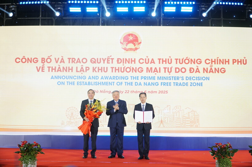 Phó Thủ tướng Thường trực Chính phủ Nguyễn Hòa Bình trao quyết định của Thủ tướng Chính phủ về việc thành lập Khu thương mại tự do Đà Nẵng cho thành phố Đà Nẵng. Ảnh: Vũ Lê