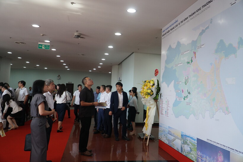 Triển lãm trưng bày quy hoạch, thông tin, hình ảnh liên quan đến Khu thương mại tự do Đà Nẵng. Ảnh: Vũ Lê