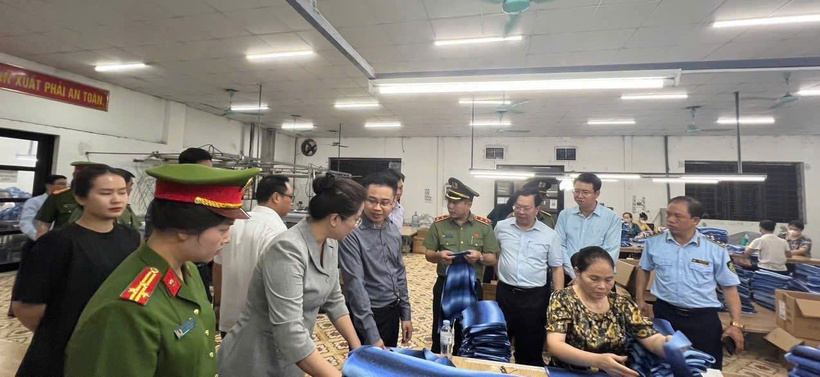 Đoàn công tác do Giám đốc Công an Thành phố Hà Nội dẫn đầu kiểm tra thực tế tại một cơ sở sản xuất ở xã La Phù, huyện Hoài Đức vào ngày 20/6. Ảnh: Chi cục Quản lý thị trường TP. Hà Nội