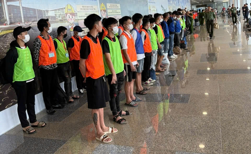 Các đối tượng trong đường dây lừa đảo bị bắt giữ ngay tại sân bay. Ảnh: Công an Nghệ An