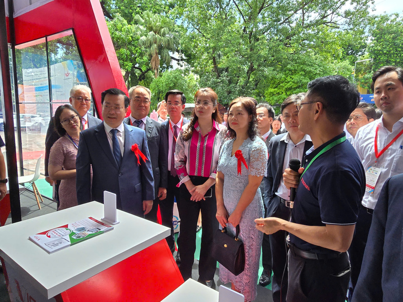 Lãnh đạo Bộ Công Thương, Sở Công Thương Hà Nội cùng các đại biểu tham quan gian hàng của Công ty CP Công nghệ Vision. Ảnh: Thu Hường