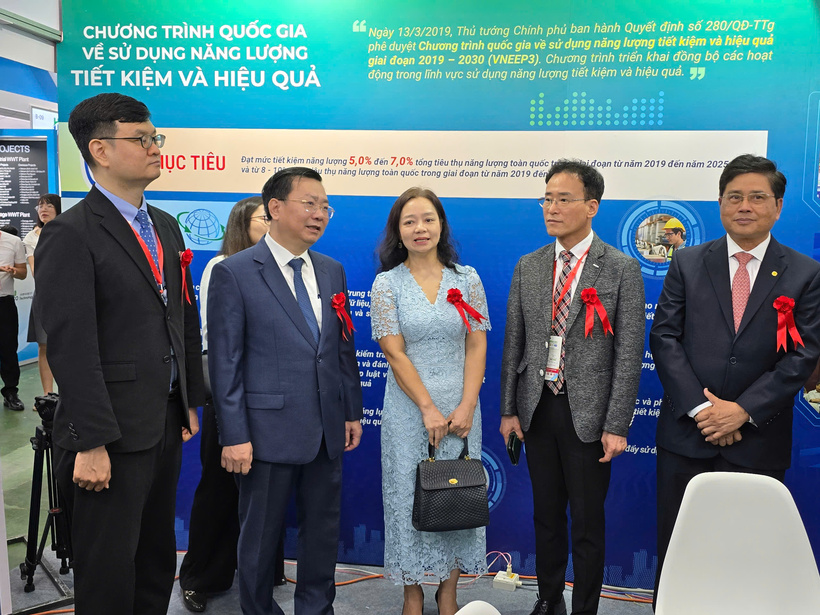Các đại biểu thăm gian hàng của Bộ Công Thương giới thiệu về Chương trình Quốc gia về sử dụng năng lượng tiết kiệm và hiệu quả 2019-2030. Ảnh: Thu Hường