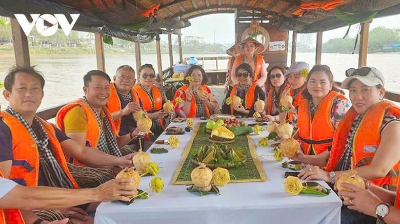 Du khách tham quan sông nước tại Bến Tre.