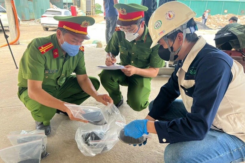 Cơ quan công an tiến hành lấy mẫu phục vụ công tác điều tra. Ảnh: Công an thành phố Hà Nội