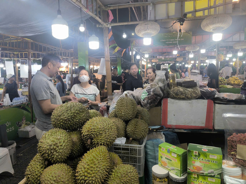 Festival Nông sản thu hút đông đảo người dân tham gia mua sắm. Ảnh: QL