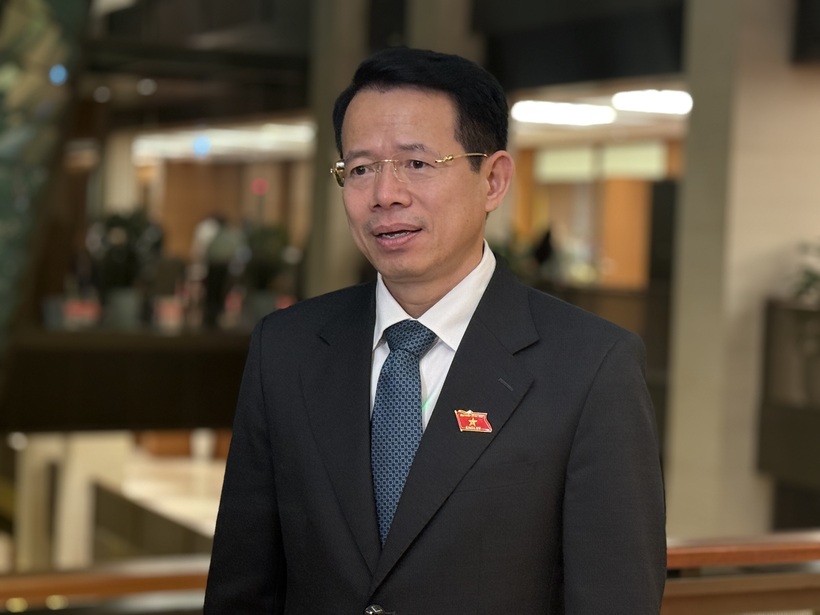 Đại biểu Nguyễn Hải Dũng chia sẻ bên lề hành lang Quốc hội vào sáng 27/6. Ảnh: Thu Hường