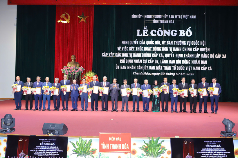 Bí thư Tỉnh ủy Nguyễn Doãn Anh và Phó Bí thư Thường trực Tỉnh ủy, Chủ tịch HĐND tỉnh, Trưởng Đoàn ĐBQH tỉnh Lại Thế Nguyên trao quyết định thành lập Đảng bộ xã, phường mới cho các đơn vị và tặng hoa chúc mừng. Ảnh: Minh Hiếu