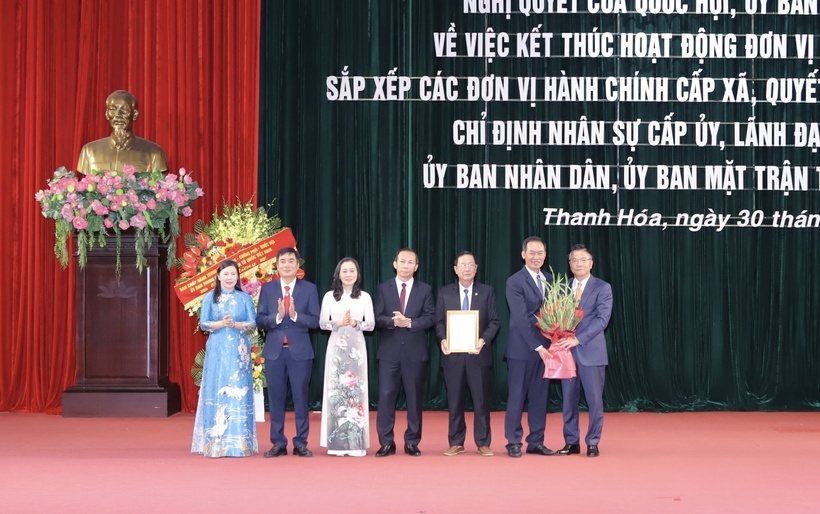 Phó Thủ tướng Chính phủ Lê Thành Long trao Quyết định công nhận Chủ tịch, Phó Chủ tịch Ủy ban MTTQ Việt Nam tỉnh Thanh Hóa và tặng hoa chúc mừng. Ảnh: Minh Hiếu