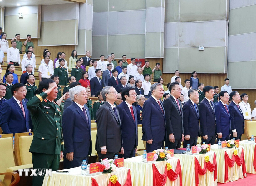 Tổng Bí thư Tô Lâm cùng các đồng chí lãnh đạo, nguyên lãnh đạo Đảng Nhà nước thực hiện nghi lễ chào cờ. Ảnh: TTXVN