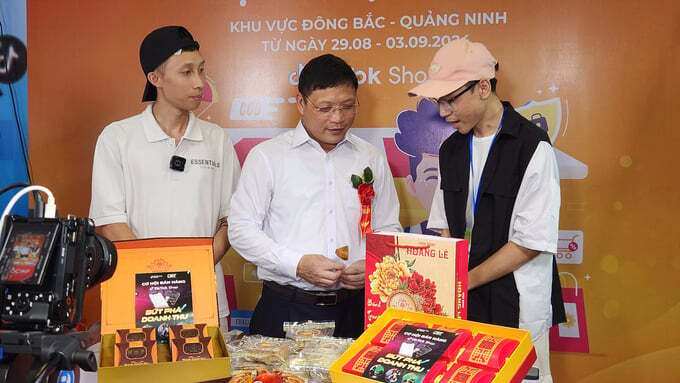 Ông Nghiêm Xuân Cường, Phó Chủ tịch UBND tỉnh Quảng Ninh tham gia buổi livestream bán hàng. Ảnh: Nguyễn Thành