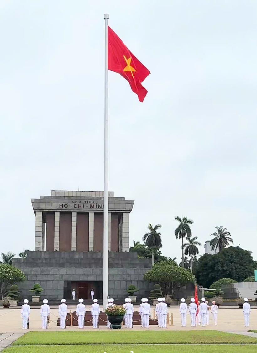 Lễ thượng cờ Tổ quốc trên Quảng trường Ba Đình, Hà Nội. Ảnh: QL