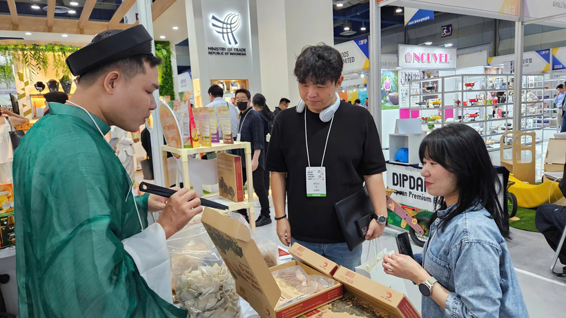 Khách hàng Hàn Quốc tham quan mua sắm tại gian hàng "Ngôi nhà chung Việt Nam”. Ảnh: Trần Quỳnh