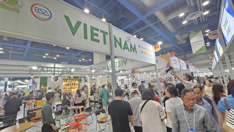 Gian hàng của Việt Nam tại Hall B, COEX thu hút khách tham quan và hệ thống phân phối lớn Hàn Quốc. Ảnh: Trần Quỳnh
