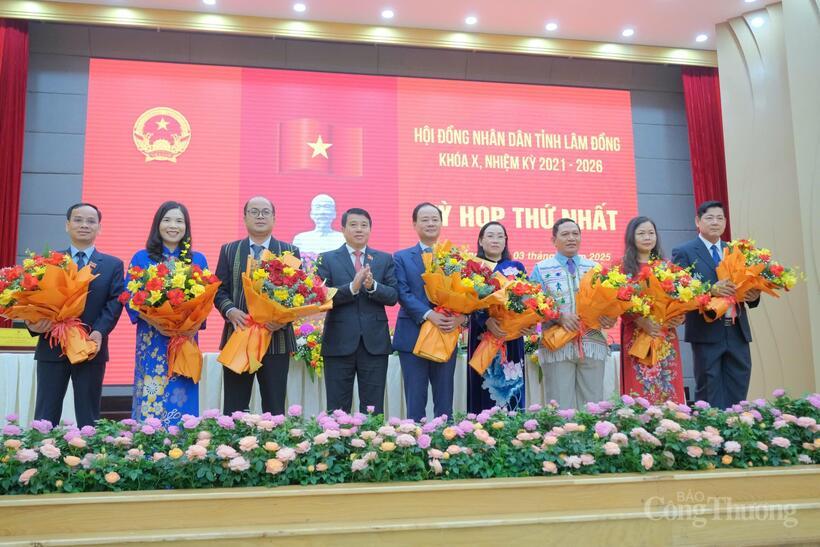 Bí thư Tỉnh uỷ Lâm Đồng Y Thanh Hà Niê Kđăm tặng hoa cho các đồng chí giữ vị trí chủ chốt của HĐND tỉnh Lâm Đồng. Ảnh: Lê Sơn