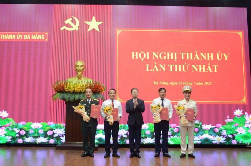 Bí thư Thành ủy Đà Nẵng Nguyễn Văn Quảng trao các Quyết định thành lập 4 Đảng bộ của thành phố. Ảnh: Bình An