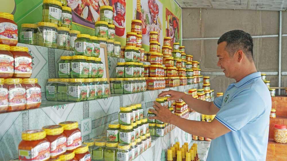 Ngoài việc ứng dụng khoa học kỹ thuật vào sản xuất để nâng cao chất lượng sản phẩm, doanh nghiệp còn chú trọng cải tiến mẫu mã để thu hút khách hàng.