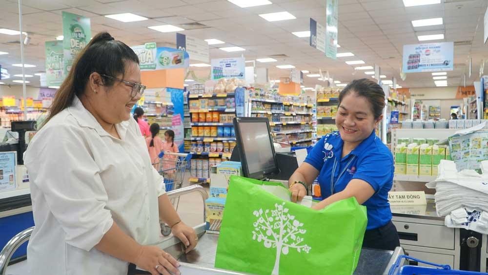 Người tiêu dùng phấn khởi khi tham gia chương trình “sống xanh” tại Siêu thị Co.opmart Vĩnh Long, góp phần lan tỏa thói quen tiêu dùng có trách nhiệm trong cộng đồng.