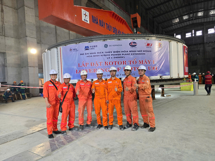 Cán bộ công nhân EVN quyết tâm đảm bảo tiến độ dự án. Ảnh: Thu Hường