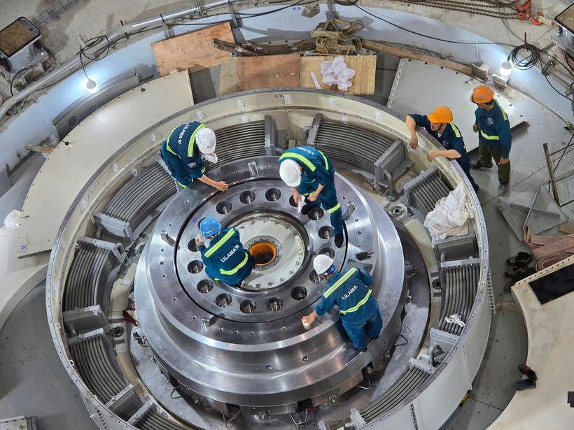 Đơn vị nhà thầu chuẩn bị sẵn sàng đảm bảo cho Rotor vào vị trí. Ảnh: Thu Hường