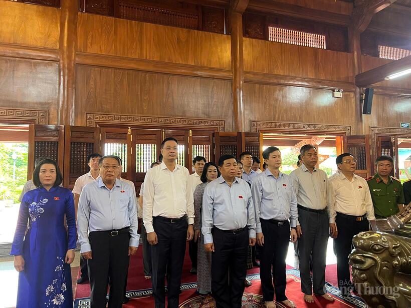 Phó Thủ tướng Chính phủ Nguyễn Chí Dũng, Đại biểu Quốc hội (ĐBQH) khóa XV tỉnh Quảng Trị cùng đoàn công tác của trung ương đã đến dâng hoa, dâng hương tại Đền thờ Bác Hồ và các Anh hùng liệt sĩ tỉnh Quảng Trị.