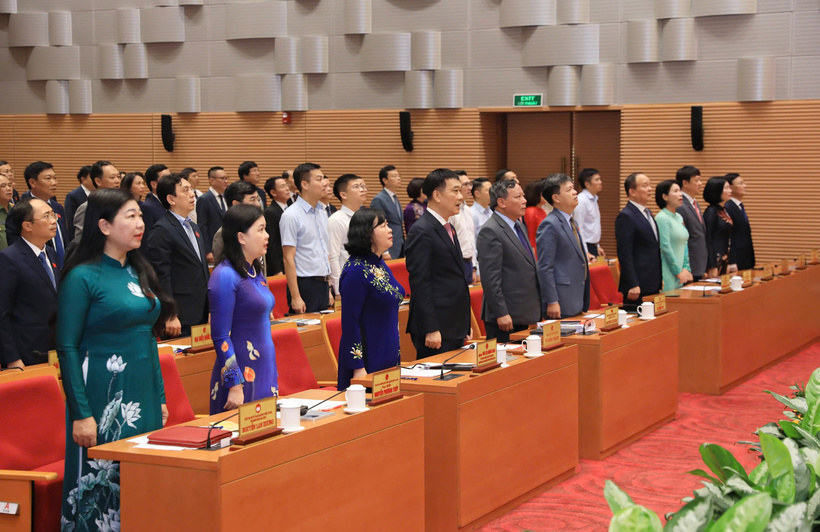 Các đại biểu dự kỳ họp thứ 25, HĐND thành phố Hà Nội khóa XVI, nhiệm kỳ 2021-2026 thực hiện nghi lễ chào cờ tại phiên khai mạc sáng 8/7/2025.
