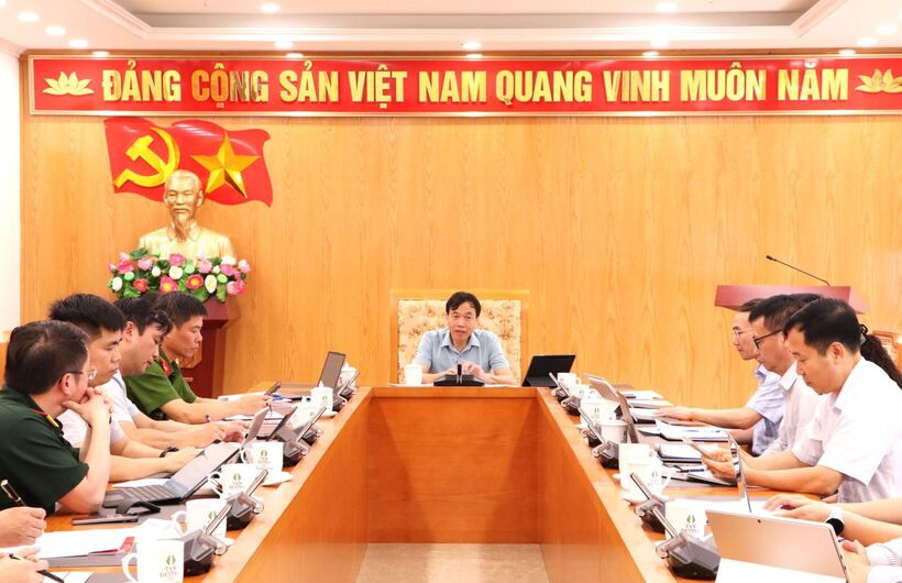 Chủ tịch UBND tỉnh Lai Châu làm việc với các nhà cung cấp mạng bàn giải pháp thúc đẩy chuyển đổi số, đáp ứng yêu cầu sắp xếp tổ chức bộ máy. Ảnh: CTTĐTLC