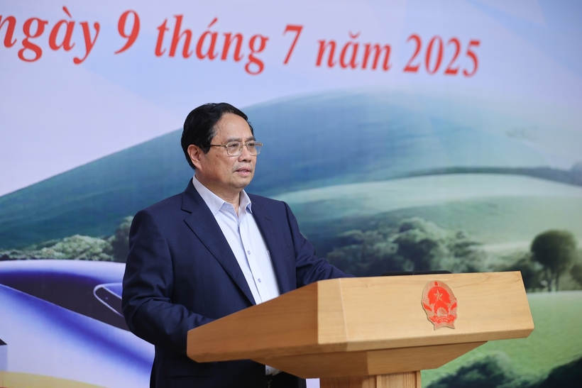 Thủ tướng phát biểu tại Hội nghị trực tuyến phiên họp thứ 3 của Ban Chỉ đạo các công trình trọng điểm, dự án quan trọng quốc gia lĩnh vực đường sắt. Ảnh: VGP/Nhật Bắc