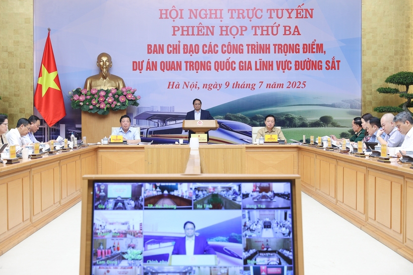 Thủ tướng nhấn mạnh các bộ, ngành, địa phương cần tập trung tối đa nguồn lực, tháo gỡ mọi nút thắt, điểm nghẽn, vượt qua khó khăn, thách thức để hoàn thành các nhiệm vụ được giao. Ảnh: VGP/Nhật Bắc