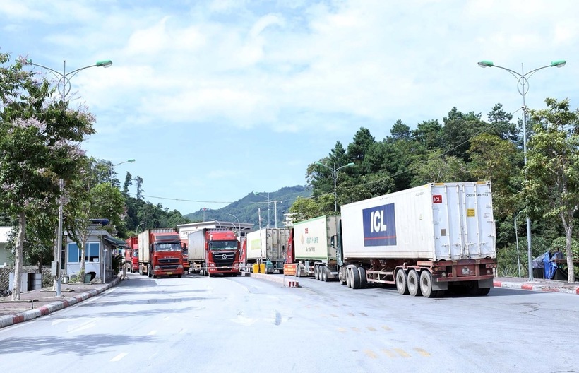Hoạt động xuất nhập khẩu qua cửa khẩu Lạng Sơn. Ảnh: Anh Tuấn