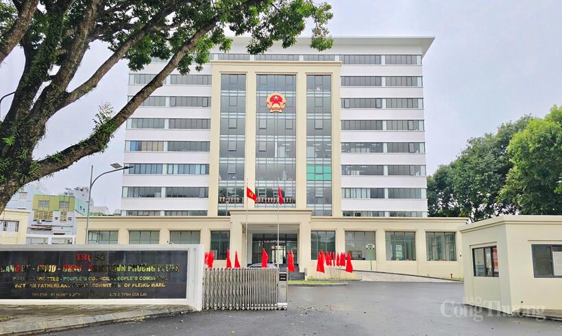 Trung tâm phục vụ hành chính công phường Pleiku. Ảnh: Hiền Mai